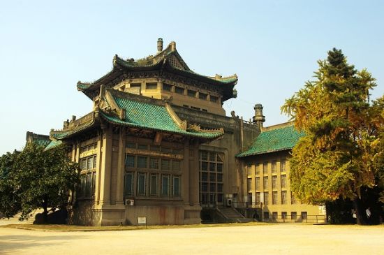 开尔斯设计的武汉大学老图书馆1935年竣工，是中西建筑理念结合的佳作，至今仍是珞珈山麓的校园标志性建筑。图片来源网络