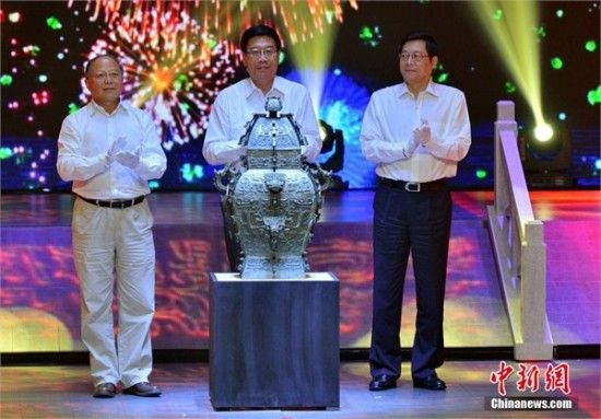 湖南省委书记徐守盛、省长杜家毫和中国文化部副部长、国家文物局局长励小捷共同为青铜重器皿方罍“合体”。