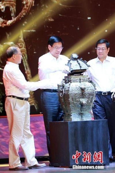 湖南省委书记徐守盛(中)、省长杜家毫(右)和中国文化部副部长、国家文物局局长励小捷共同为青铜重器皿方罍“合体”。