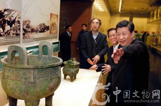 北京市博物馆学会秘书长崔学谙为国家主席习近平参观首都博物馆作讲解