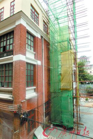 在主建筑后面，准备加装电梯的脚手架已搭建起来。记者骆昌威 摄