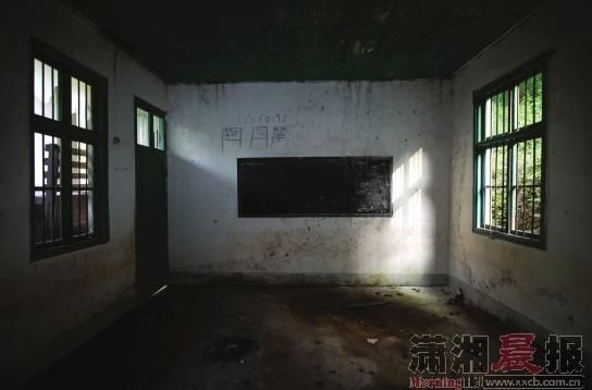 寨子里空荡荡的教室。村里学校有三个教室，阳光透过窗户飘进来，一切都安静得可怕。