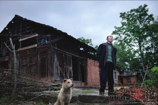 5月5日，吉首市吉首乡寨垅村，79岁的张青宏老人和老伴留守在寨子里，五个孩子都在城里打工，平时陪伴老人最多的是一条叫“趴耳朵”的狗。组图/记者辜鹏博