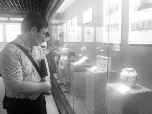 市民在岭南酒文化博物馆参观。