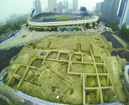 正在发掘中的遗址 摄影记者郭广宇 张直