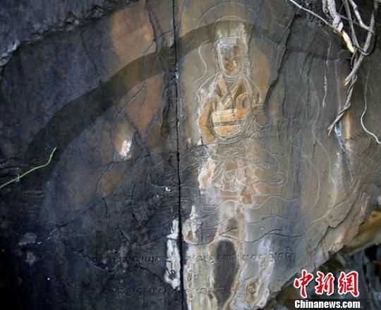 崖壁上刻的苯教法师像。 根秋多吉 摄