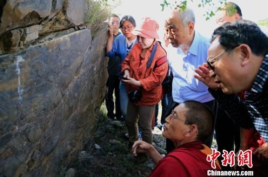 著名佛教考古专家温玉成、中央民族大学的张亚莎教授现场调查。 根秋多吉 摄