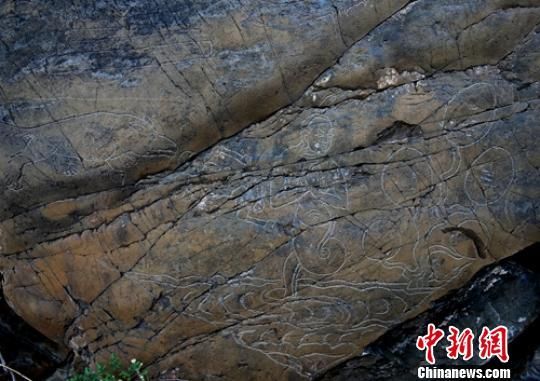 崖壁上刻的阿修罗神。 根秋多吉 摄