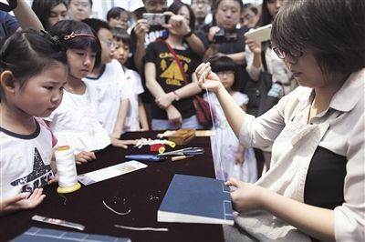 市民跟首图工作人员学制线装书。新京报记者 浦峰 摄