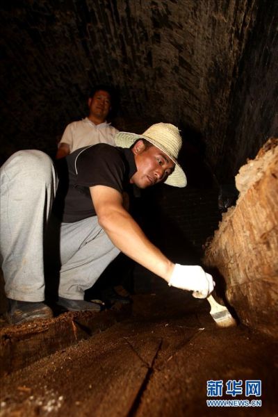 6月12日，考古工作人员在对古墓墓室进行发掘清理。