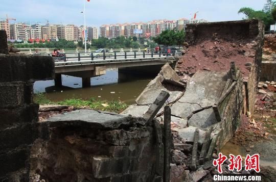 图为被毁的古桥。 颜新阳 摄