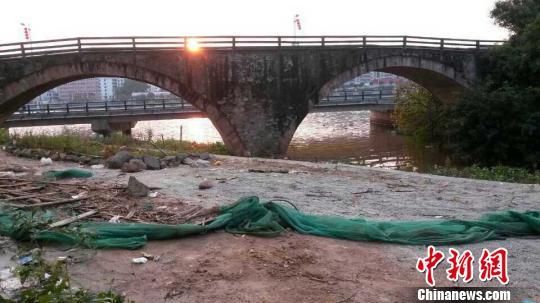 图为古桥原貌。 龙川县文物部门供图. 摄