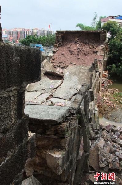 图为被毁的古桥。 颜新阳 摄