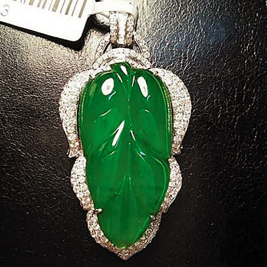 黑皮底、白炽灯下的同一块翡翠