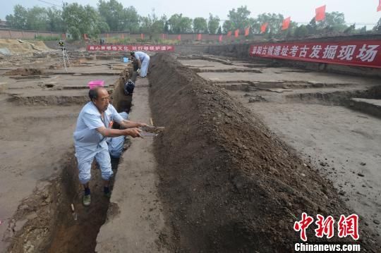 考古工作人员正在对晋阳古城遗址发掘。 韦亮 摄
