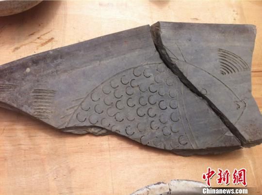 刻有形似“WiFi”信号图案的陶片。 徐杨祎 摄