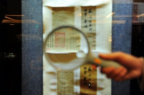 藏家刘益谦高价购得的《功甫帖》，被上博三位专家指出为赝品。