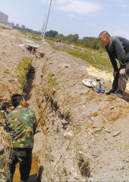 两名盗墓者正在探讨下一步该如何进行。视频截图