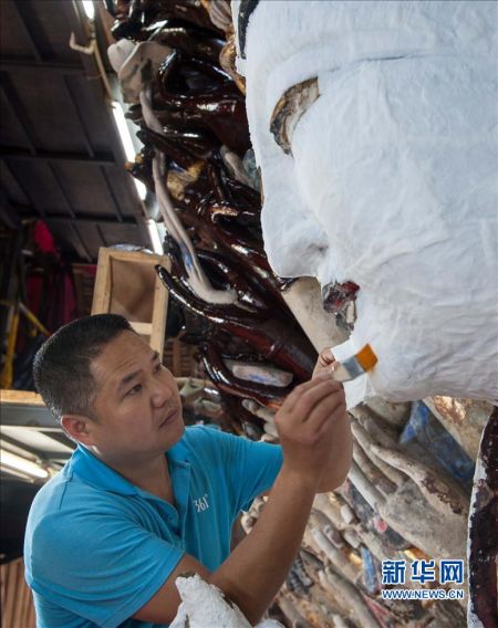 5月7日，一名文物修复人员在为千手观音主尊造像进行基岩脱盐作业。华社记者 刘潺 摄