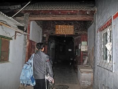 一市民走入灵境胡同33号院。近日，该院落被认定为不可移动文物。 新京报记者 高玮 摄