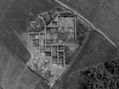 航模拍摄宝墩遗址发掘全景照片