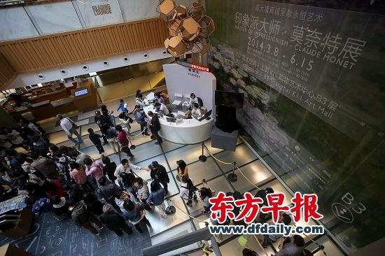 在上海淮海路一商业中心地下B2层展出的莫奈大展现场，排队观展成为一种常态 张新燕 图