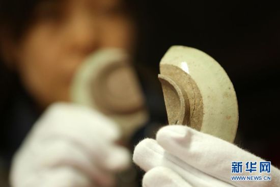 5月16日，工作人员展示重庆市大足区宝顶山千手观音造像“暗格”新发现的瓷器残片。