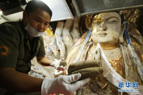 5月16日，工作人员在展示主尊造像腹部“暗格”右侧区域发现的残缺石质手指。