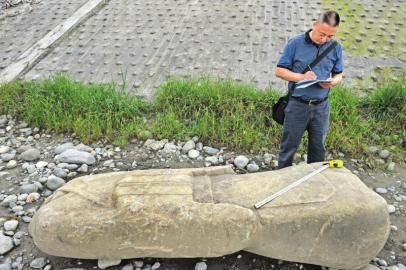4月24日，都江堰外江河道内发现一尊长2米2的汉代无头石像。
