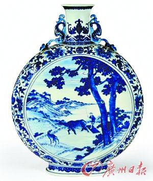 清乾隆 青花春耕图双福如意耳特大抱月瓶