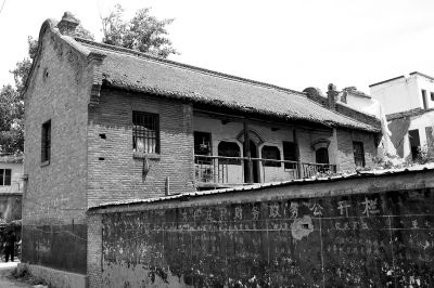 依旧高大、别致的王在之故居