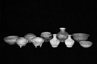 上图为秦墓出土的文物。