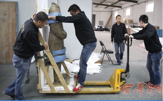 4月24日，西安 从集装箱里搬出有技巧； 文官俑的体型大，加上集装箱重达六七百斤，好在这些工作人员都有丰富的经验； 本报记者陈团结摄影