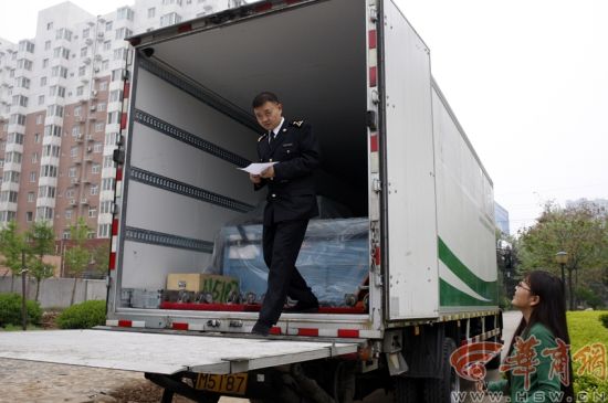 4月24日，西安 由于考虑文物的特殊性，西安海关的工作人员上门查验； 本报记者陈团结摄影