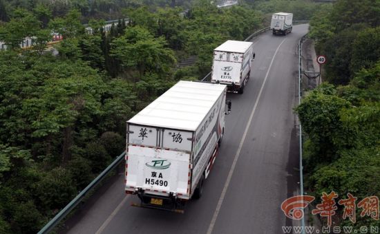 4月24日，西安 运输的车辆是经过改装的特殊车辆，在公安部备案； 本报记者陈团结摄影