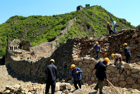 工人们正在修复长城。供图：CFP