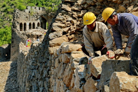 在清理墙体时可以看出，明后期城墙是在明早期的城墙基础上加宽而砌。供图：CFP