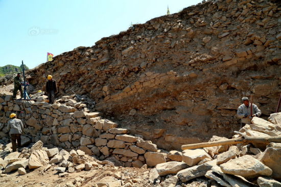 画面中间的一溜石头是明长城早期的墙基，徐达将军时代的，戚继光时隔两百年在此基础上加宽了一倍，原来2.5米，后加宽到5米。供图：CFP