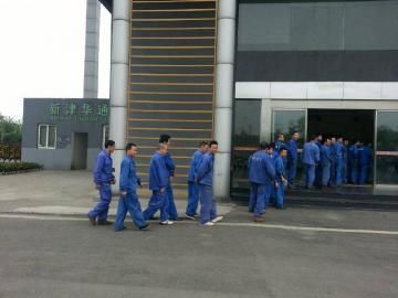 腾中重工的新津华通园，中午不少员工出来吃饭。