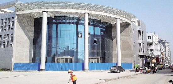 图为：洪湖市新博物馆还未启用已有破损