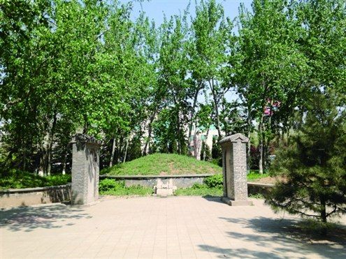 张养浩墓虽然位于小区公园里，但几乎无人问津　记者刘建宇摄