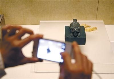 乾隆“万世法戒之宝”玉玺。 