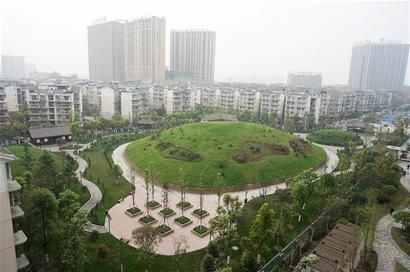位于成都西北门的“新桥明园”由明朝墓群遗址改建而来，新老居民对此看法不一 