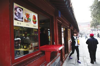 昨日，故宫御花园，游客从小卖部买完食品出来。当日故宫公布观众限流分流方案，御花园区域将撤除小卖部，重新进行整体设计。新京报记者 浦峰 摄