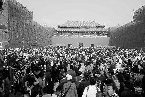 去年十一黄金周，北京故宫午门游人如织（资料图片）。 　　新华社发