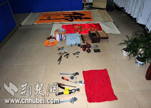 在涉案车中查获的作案工具及赃物