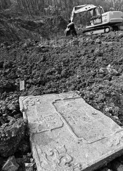 昨天，市区景山北麓双桥村下桥地段，在古墓考古现场发现半块清乾隆年间的墓碑