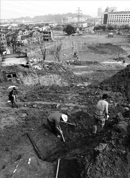 工人正在古墓考古现场挖掘