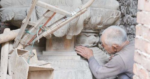 村民在小寺村的唐代四方佛下端详。