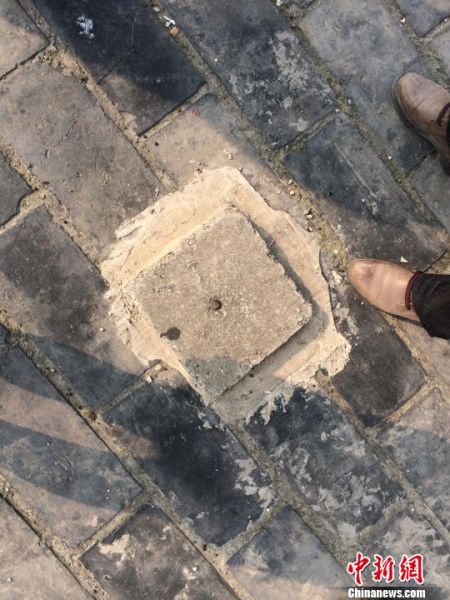 在南京明城墙上，这样不起眼的方形小水泥块上的一个小点，其实就是GPS定位监测点。　申冉　摄